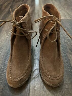 Lucky Brand Tan Suede Ankle Boots Shoes Wedge Heels chukka boots Womens size 10